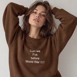 Before World War 3 Oversize Sweatshirt – Kahverengi – model üzerinde ön görünüm