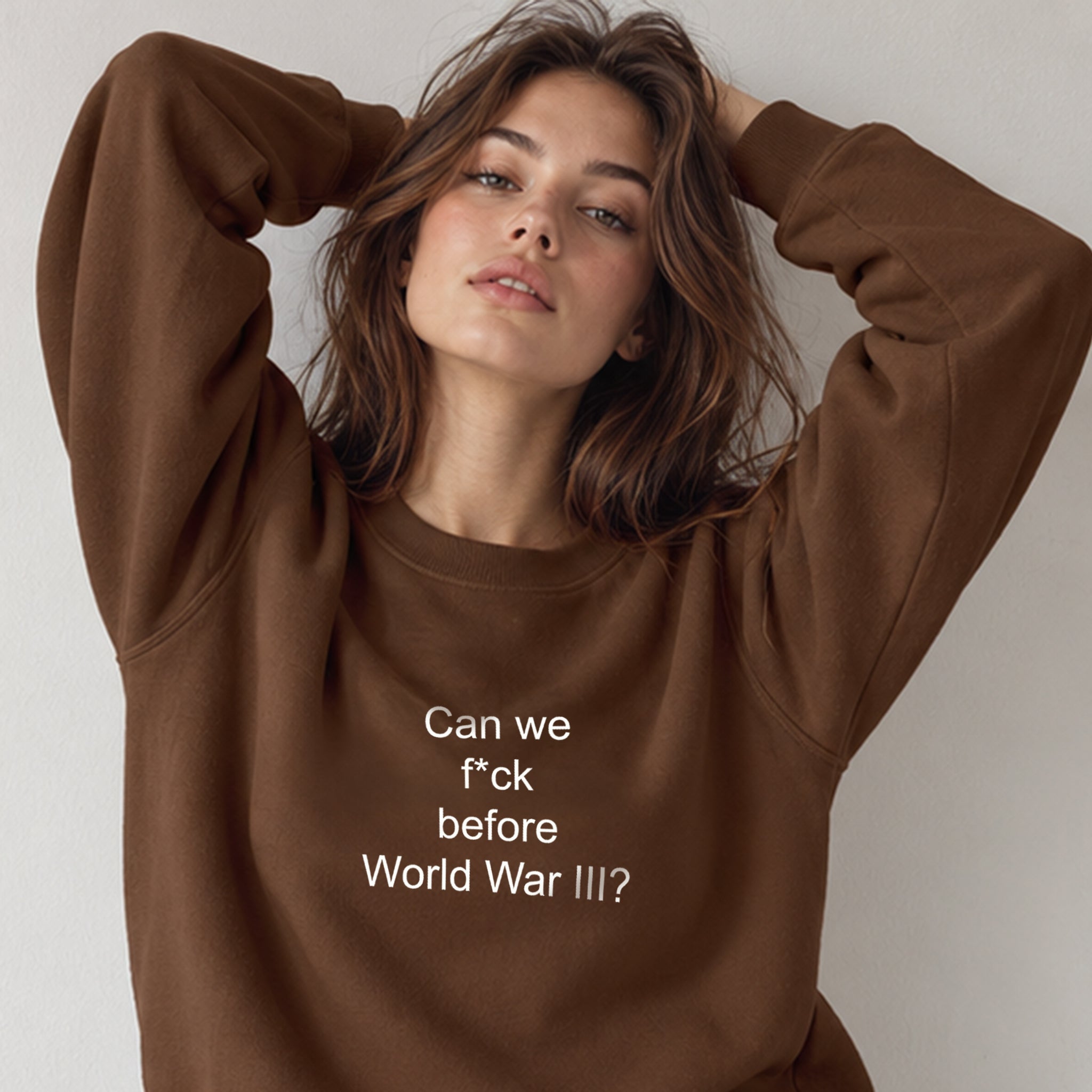 Before World War 3 Oversize Sweatshirt – Kahverengi – model üzerinde ön görünüm