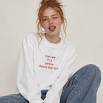Before World War 3 Oversize Sweatshirt – Beyaz – model üzerinde ön görünüm