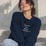 Before World War 3 Oversize Sweatshirt – Lacivert – model üzerinde ön görünüm