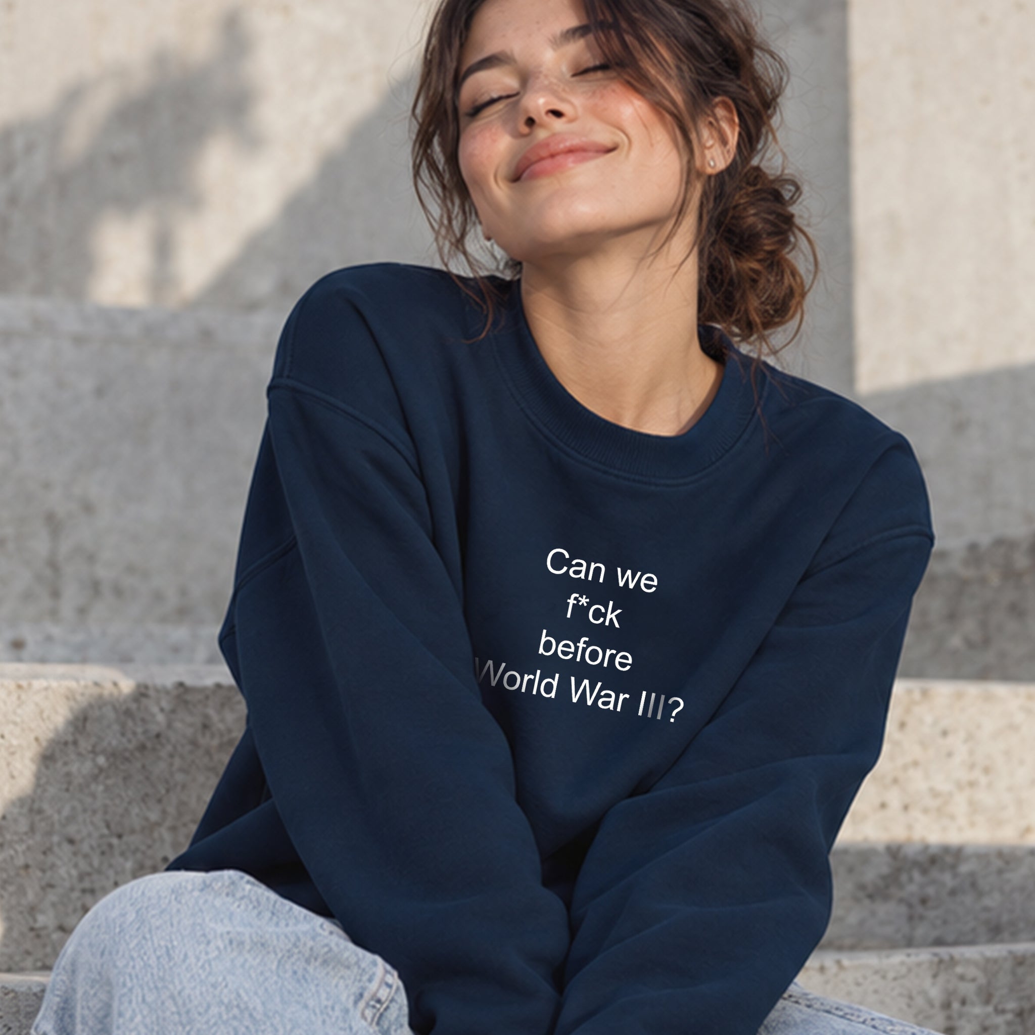 Before World War 3 Oversize Sweatshirt – Lacivert – model üzerinde ön görünüm
