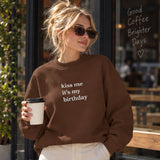 Kiss Me It's My Birthday Oversize Sweatshirt – Kahverengi – model üzerinde ön görünüm