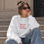 Kiss Me It's My Birthday Oversize Sweatshirt – Beyaz – model üzerinde ön görünüm
