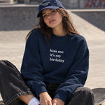 Kiss Me It's My Birthday Oversize Sweatshirt – Lacivert – model üzerinde ön görünüm