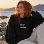 Kiss Me It's My Birthday Oversize Sweatshirt – Siyah – model üzerinde ön görünüm