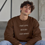 Fake Love Rich Sex Fast Money Oversize Sweatshirt – Kahverengi – model üzerinde ön görünüm