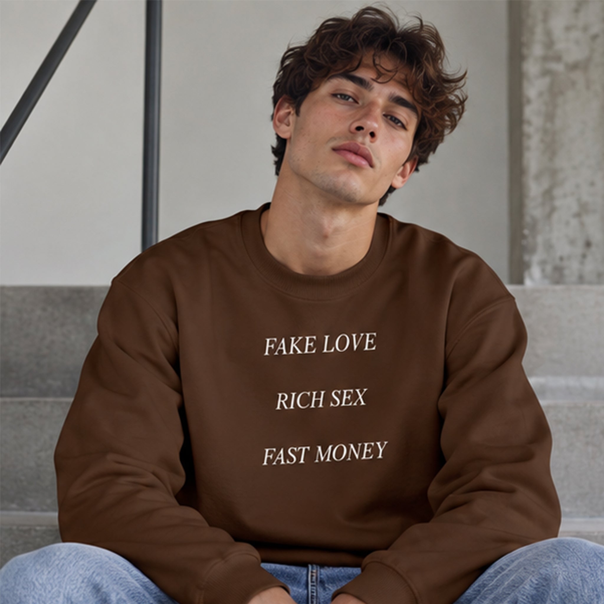 Fake Love Rich Sex Fast Money Oversize Sweatshirt – Kahverengi – model üzerinde ön görünüm