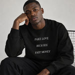 Fake Love Rich Sex Fast Money Oversize Sweatshirt – Siyah – model üzerinde ön görünüm