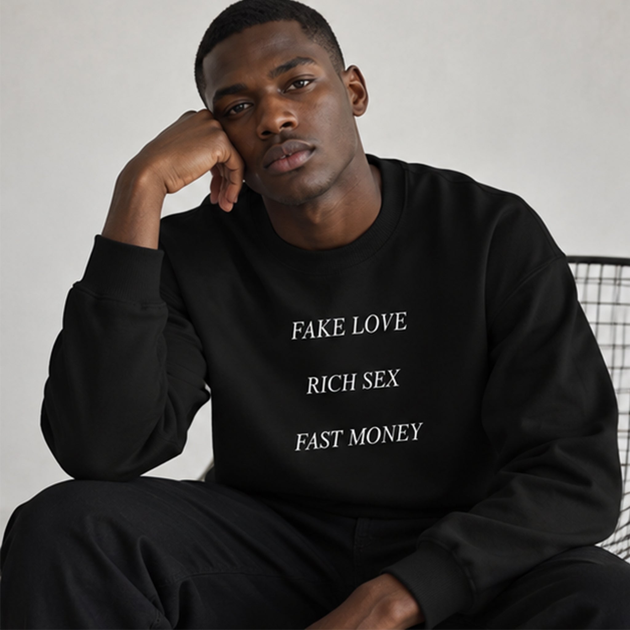 Fake Love Rich Sex Fast Money Oversize Sweatshirt – Siyah – model üzerinde ön görünüm