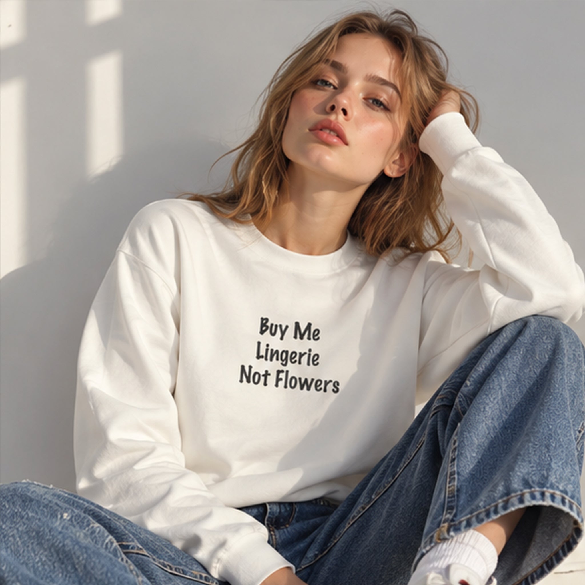 Buy Me Lingerie Oversize Sweatshirt – Beyaz – model üzerinde ön görünüm