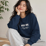 I Smell Like You Oversize Sweatshirt – Lacivert – model üzerinde ön görünüm