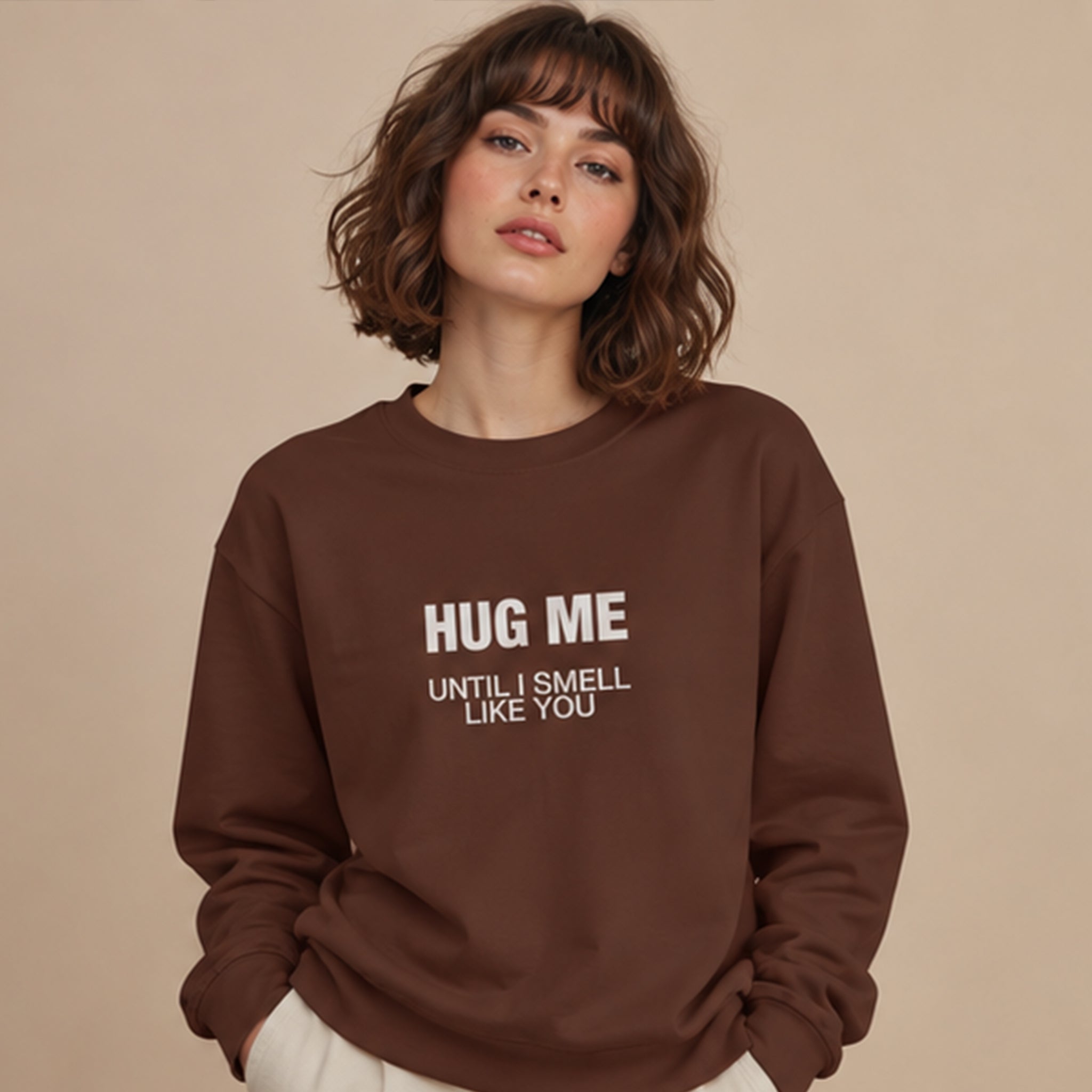 I Smell Like You Oversize Sweatshirt – Kahverengi – model üzerinde ön görünüm