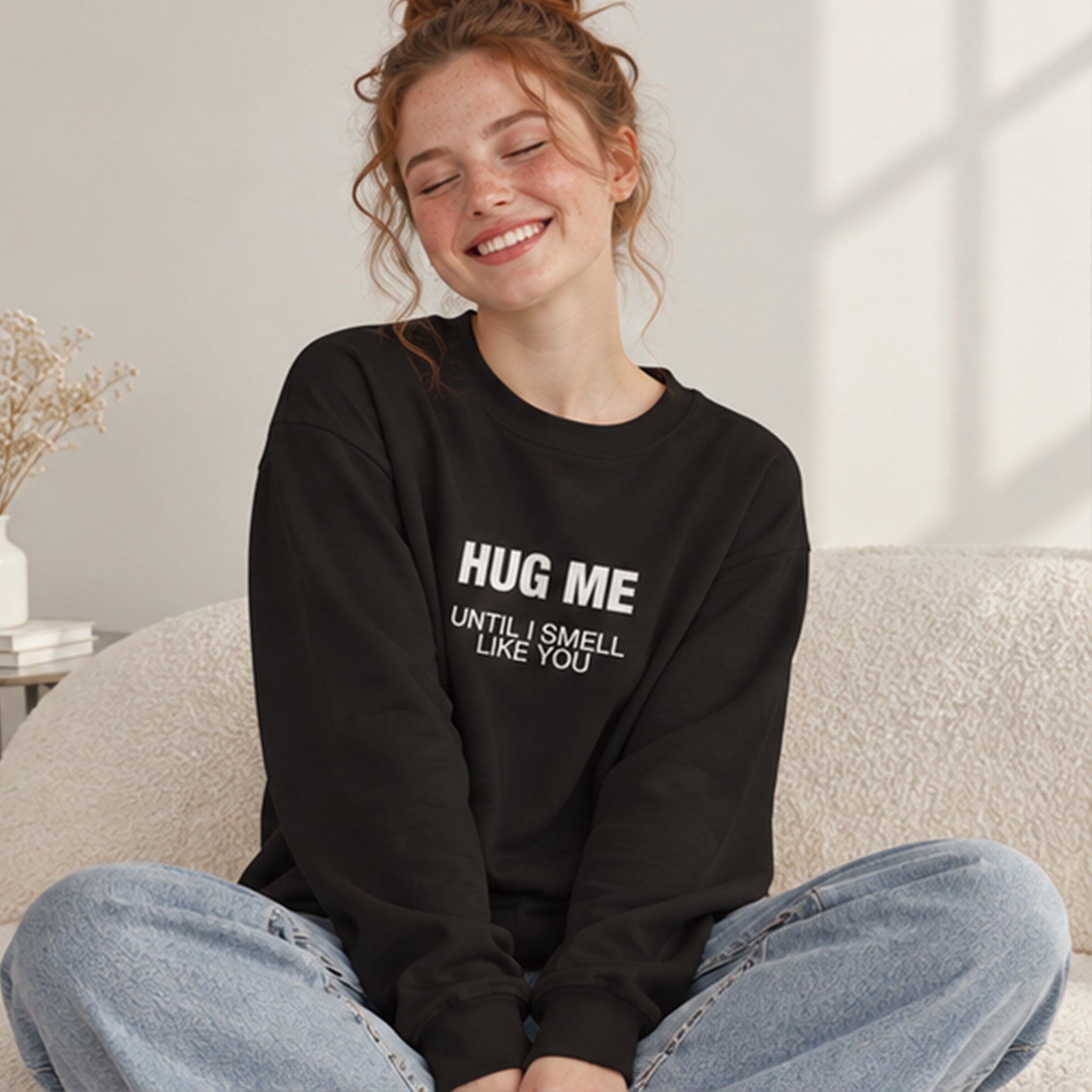 I Smell Like You Oversize Sweatshirt – Siyah – model üzerinde ön görünüm