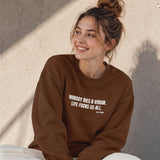Nobody Dies A Virgin Life Fucks Us All Oversize Sweatshirt – Kahverengi – model üzerinde ön görünüm