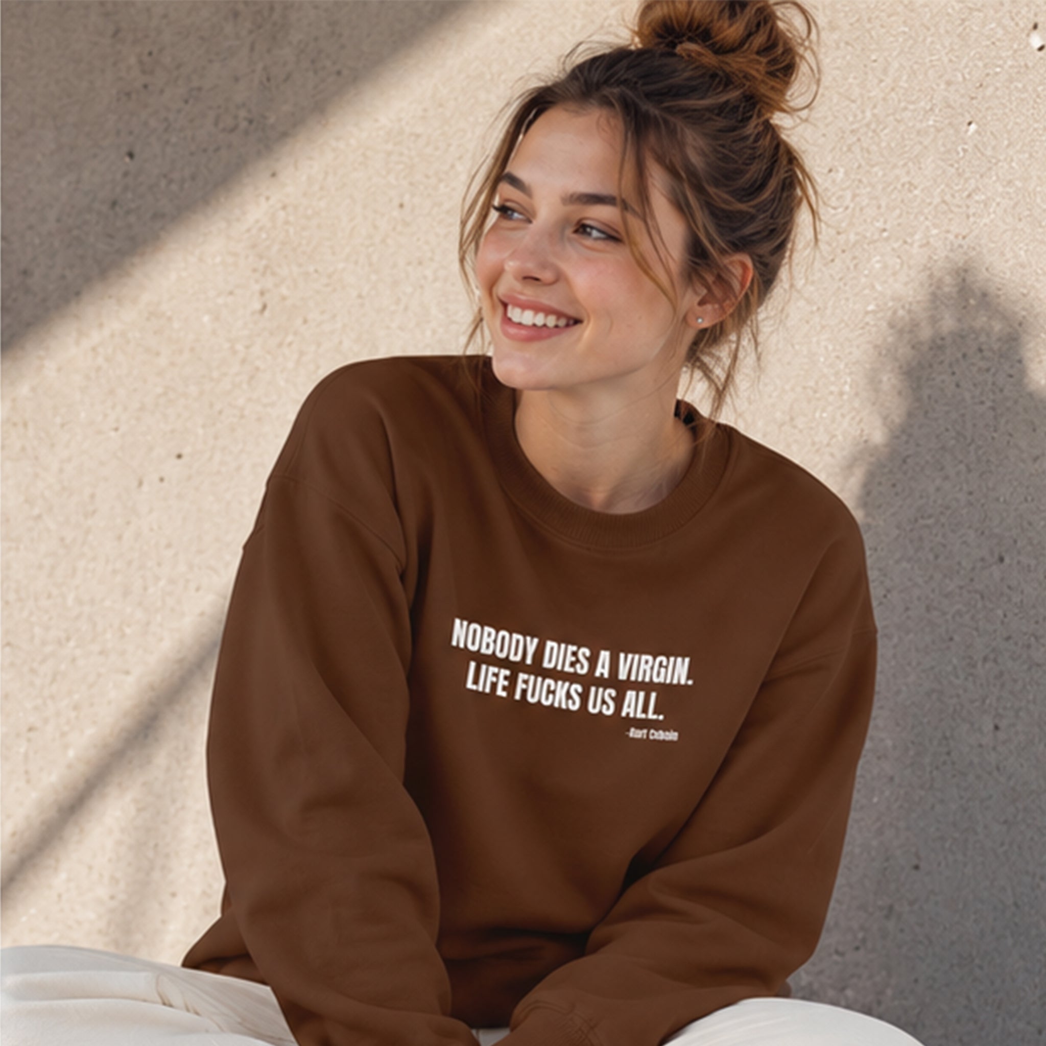 Nobody Dies A Virgin Life Fucks Us All Oversize Sweatshirt – Kahverengi – model üzerinde ön görünüm