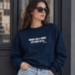 Nobody Dies A Virgin Life Fucks Us All Oversize Sweatshirt – Lacivert – model üzerinde ön görünüm