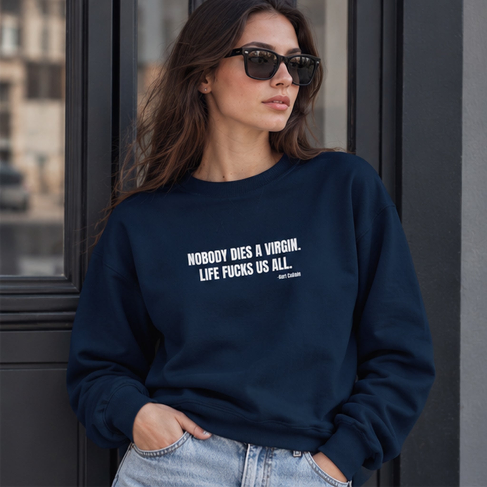 Nobody Dies A Virgin Life Fucks Us All Oversize Sweatshirt – Lacivert – model üzerinde ön görünüm