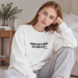 Nobody Dies A Virgin Life Fucks Us All Oversize Sweatshirt – Beyaz – model üzerinde ön görünüm