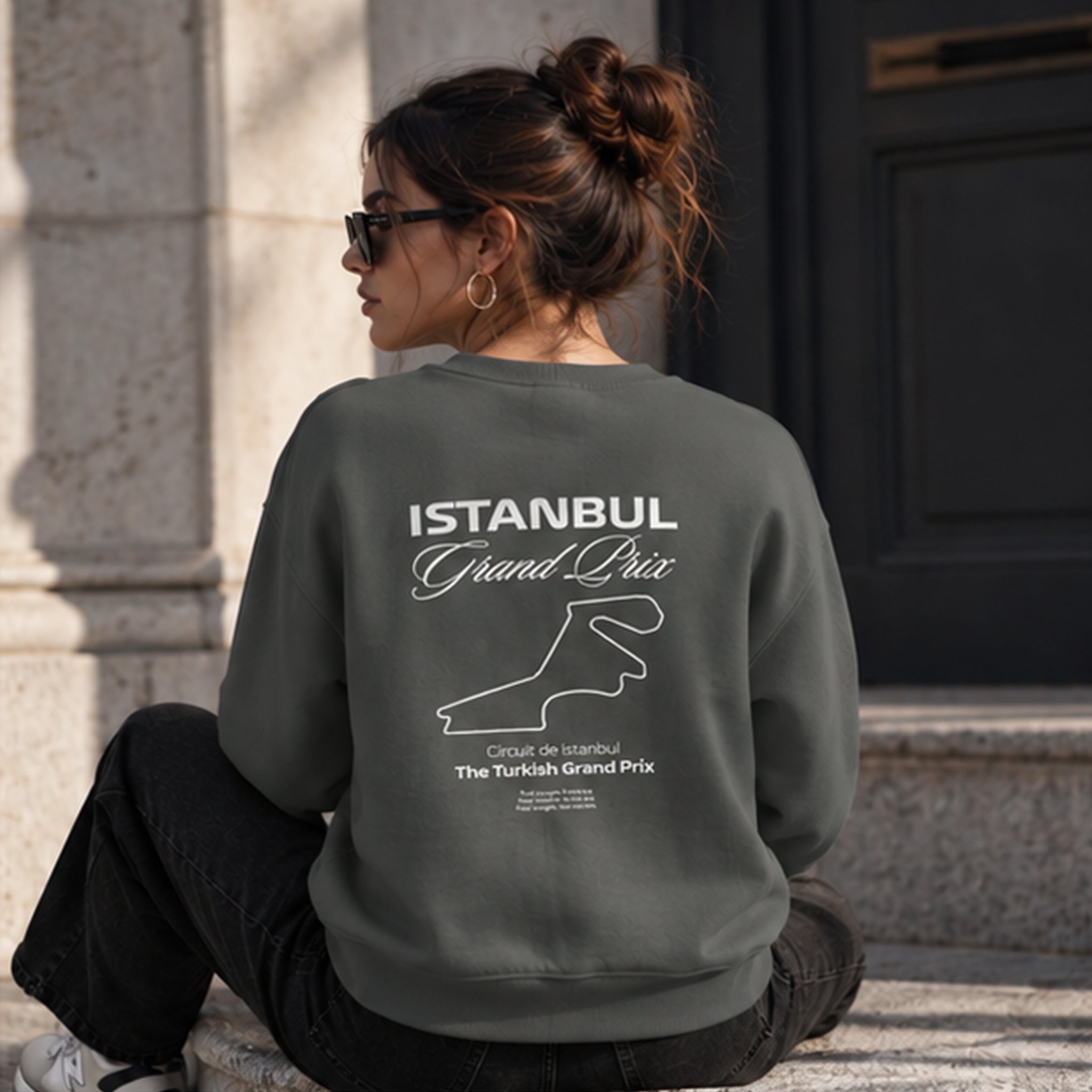 Türkiye Grand Prix Oversize Sweatshirt – Antrasit – model üzerinde arka görünüm