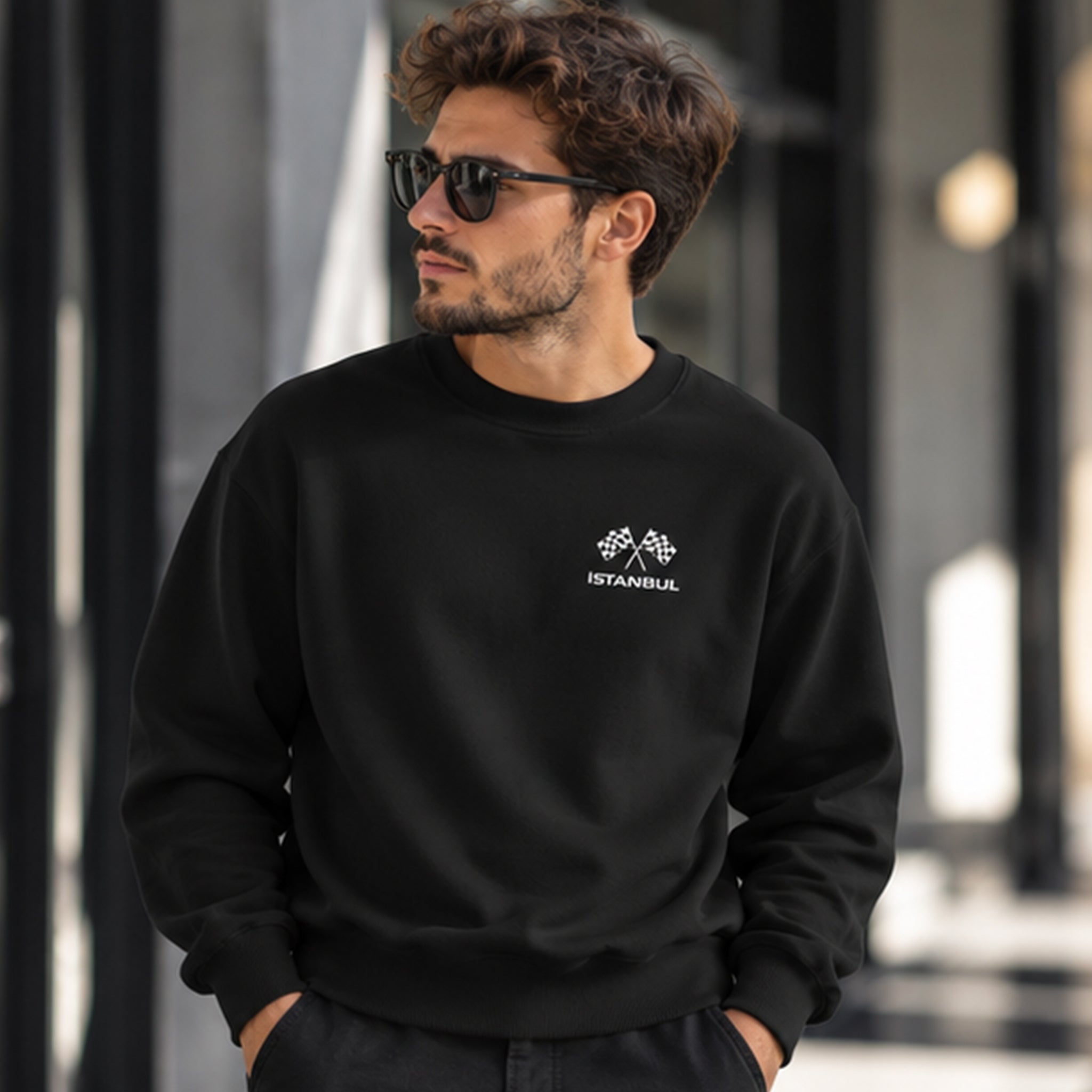 Türkiye Grand Prix Oversize Sweatshirt – Siyah – model üzerinde ön görünüm