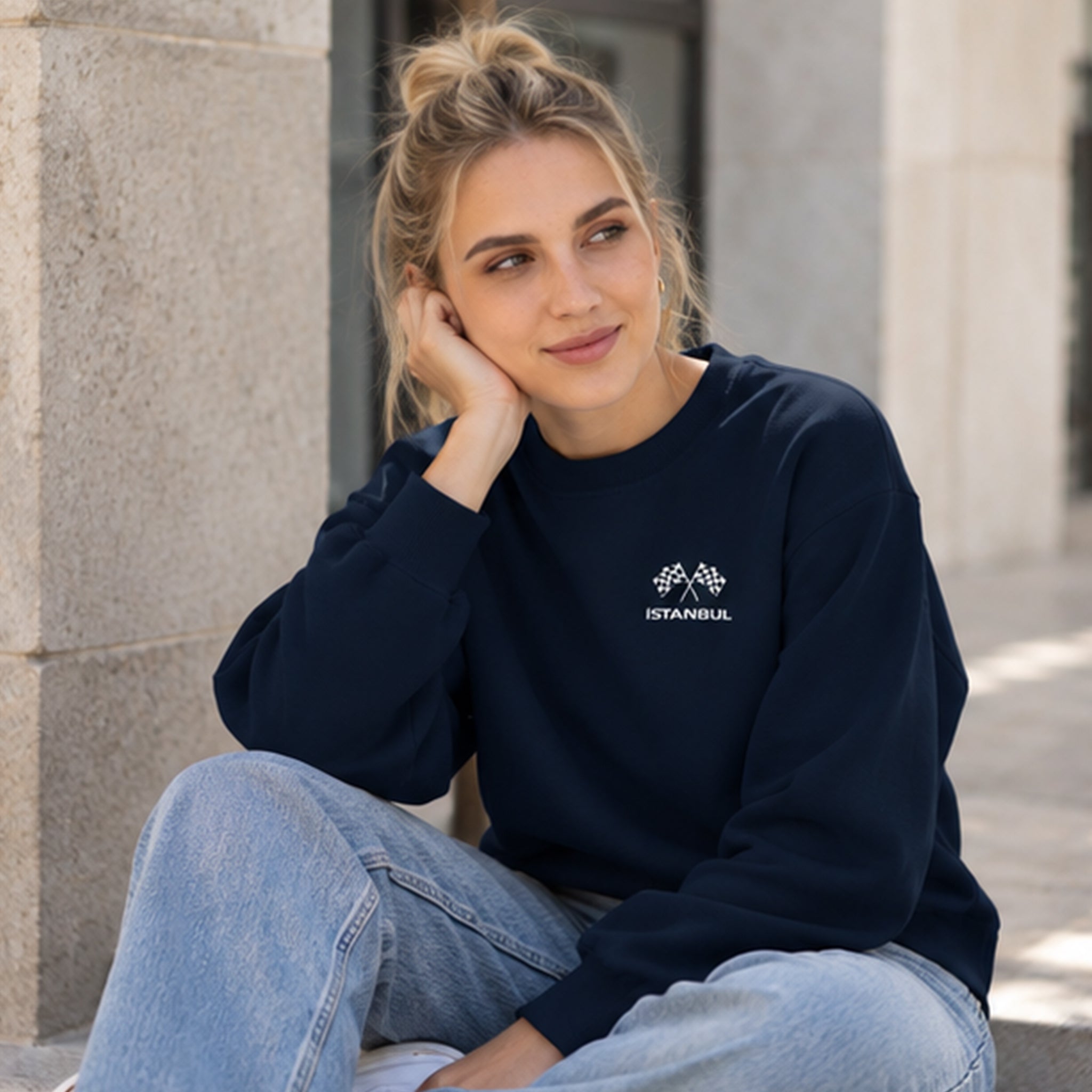 Türkiye Grand Prix Oversize Sweatshirt – Lacivert – model üzerinde ön görünüm
