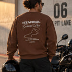 Türkiye Grand Prix Oversize Sweatshirt – Kahverengi – model üzerinde arka görünüm