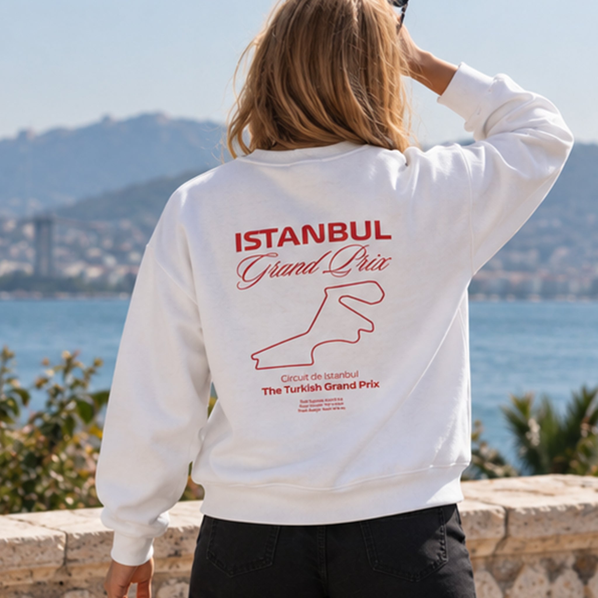 Türkiye Grand Prix Oversize Sweatshirt – Beyaz – model üzerinde arka görünüm
