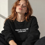 Please God Let Me Find A Sugar Daddy Oversize Sweatshirt – Siyah – model üzerinde ön görünüm