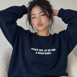 Please God Let Me Find A Sugar Daddy Oversize Sweatshirt – Lacivert – model üzerinde ön görünüm