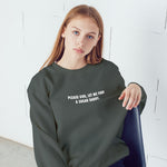 Please God Let Me Find A Sugar Daddy Oversize Sweatshirt – Antrasit – model üzerinde ön görünüm