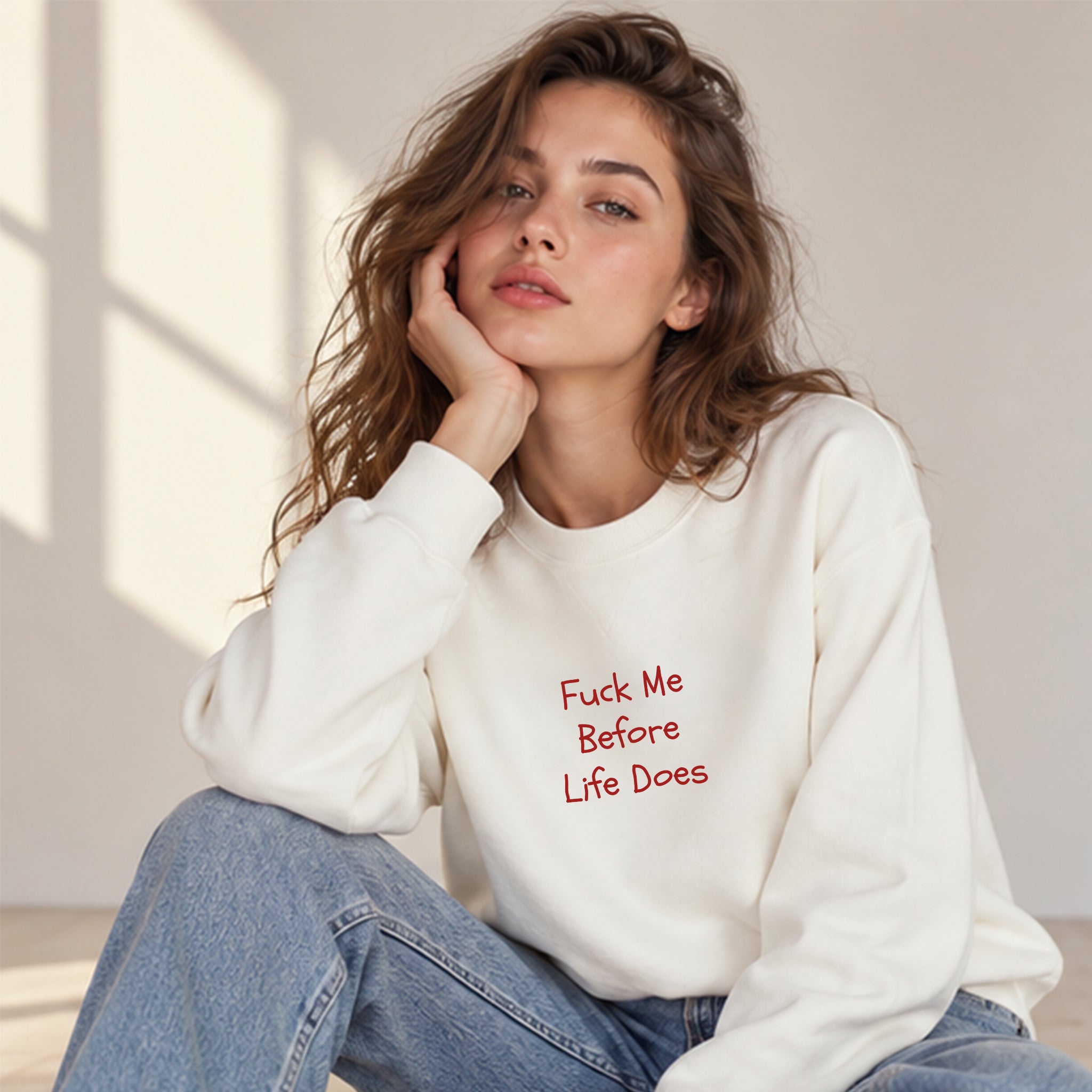Fuck Me Before Life Does Oversize Sweatshirt – Beyaz – model üzerinde ön görünüm