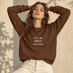 Fuck Me Before Life Does Oversize Sweatshirt – Kahverengi – model üzerinde ön görünüm