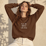 Fuck Me Before Life Does Oversize Sweatshirt – Kahverengi – model üzerinde ön görünüm