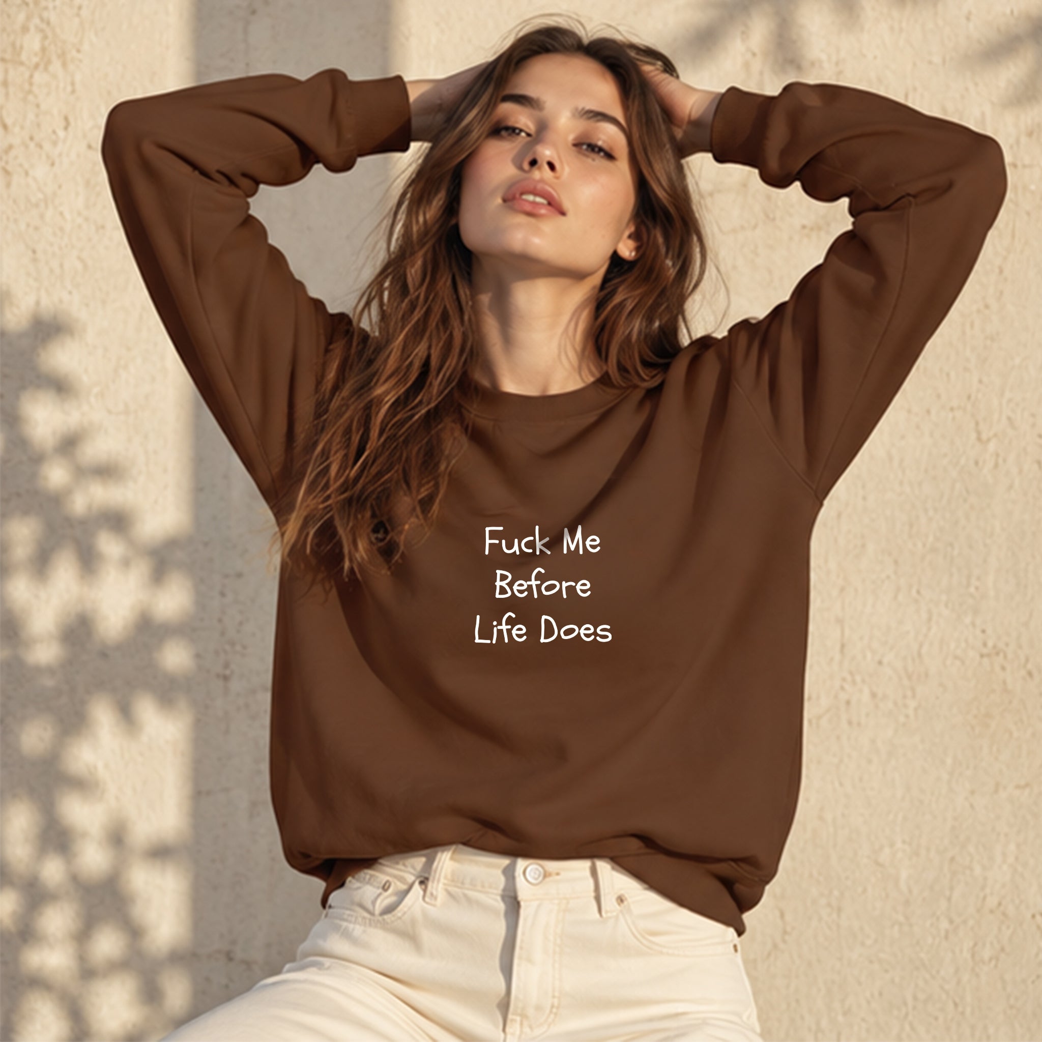 Fuck Me Before Life Does Oversize Sweatshirt – Kahverengi – model üzerinde ön görünüm