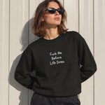 Fuck Me Before Life Does Oversize Sweatshirt – Siyah – model üzerinde ön görünüm