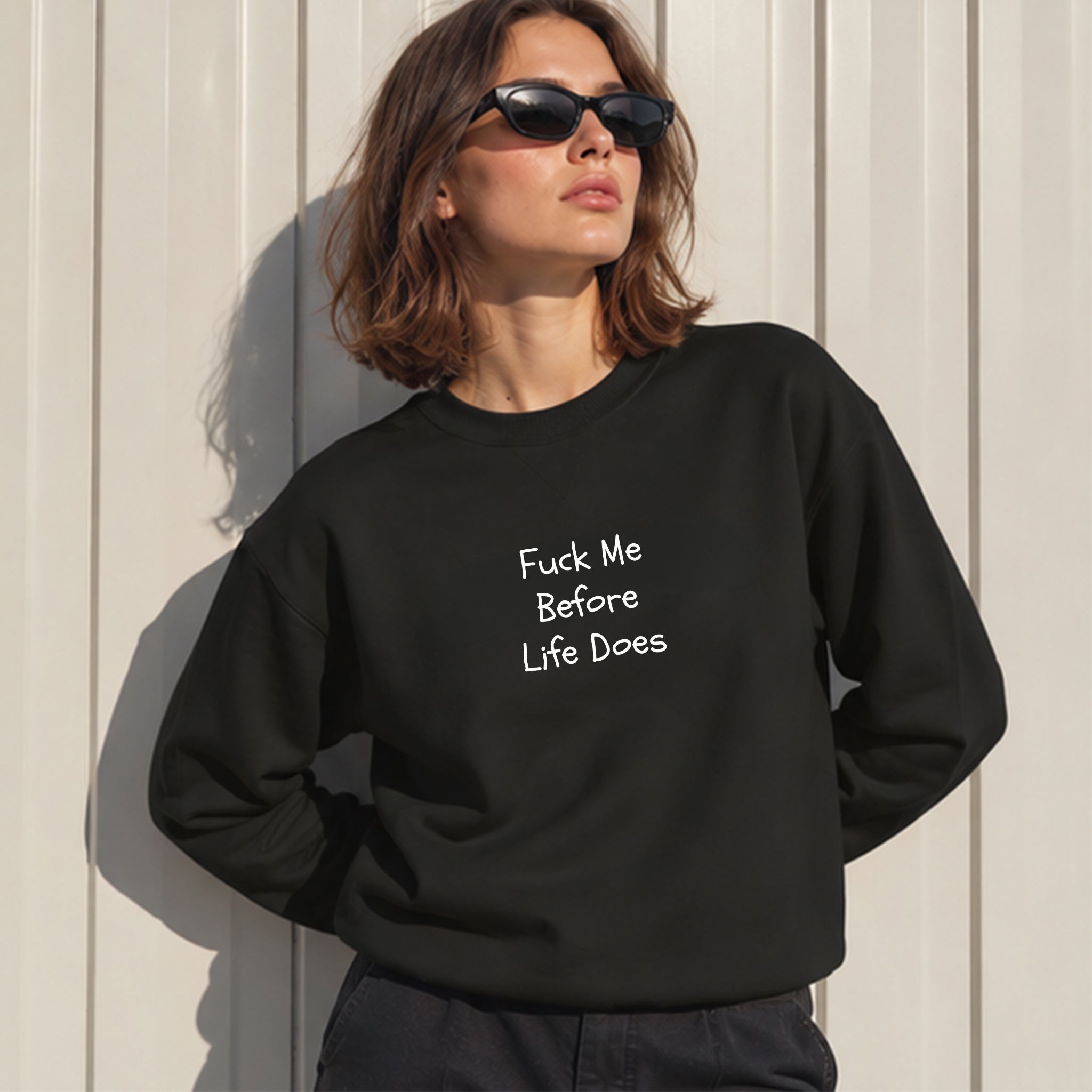 Fuck Me Before Life Does Oversize Sweatshirt – Siyah – model üzerinde ön görünüm