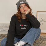 I Love Hot Dads Oversize Sweatshirt – Siyah – model üzerinde ön görünüm