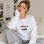 I Love Hot Dads Oversize Sweatshirt – Beyaz – model üzerinde ön görünüm