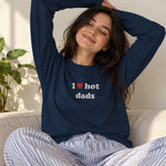 I Love Hot Dads Oversize Sweatshirt – Lacivert – model üzerinde ön görünüm