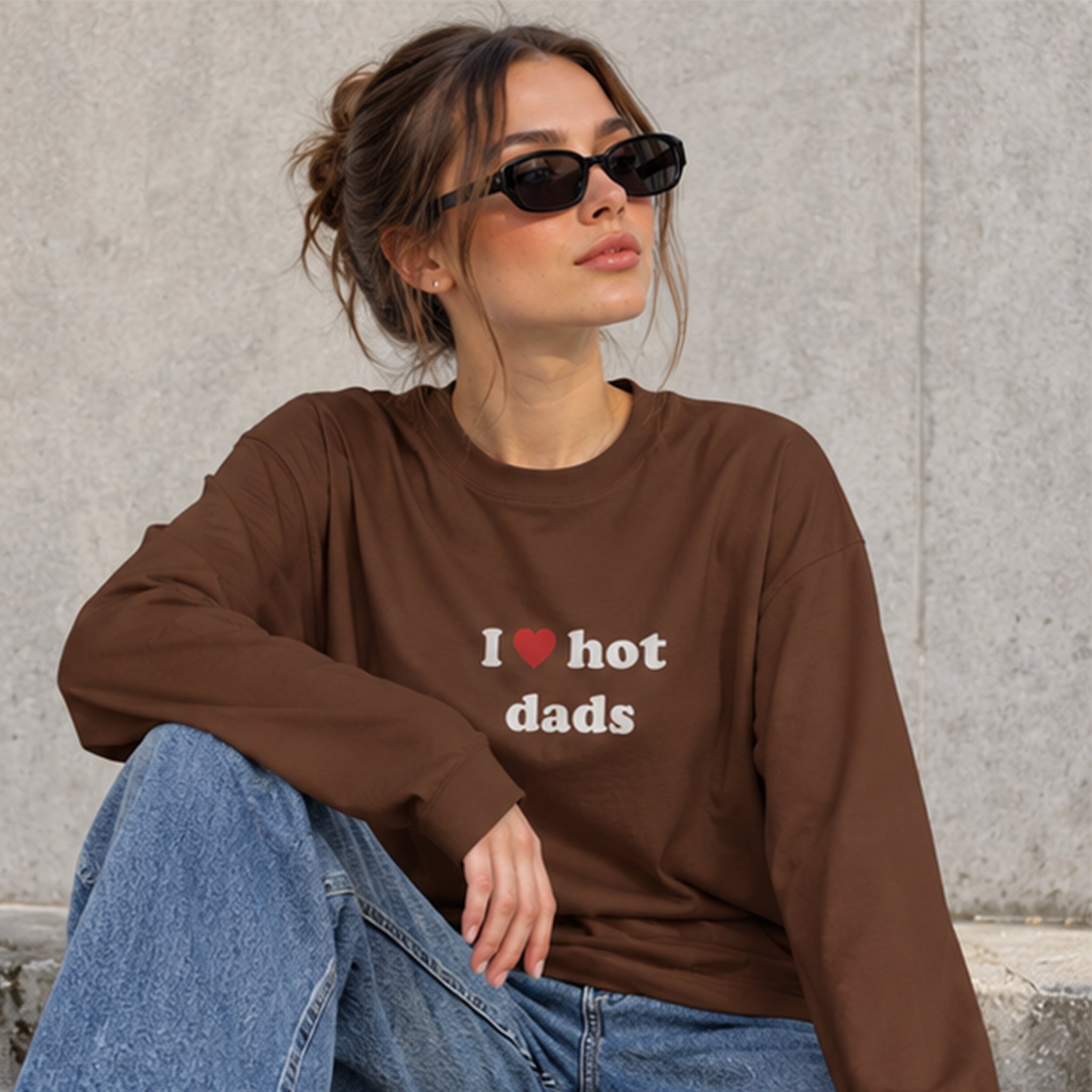 I Love Hot Dads Oversize Sweatshirt – Kahverengi – model üzerinde ön görünüm