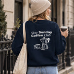 Slow Sunday Coffee Club Oversize Sweatshirt – Lacivert – model üzerinde arka görünüm