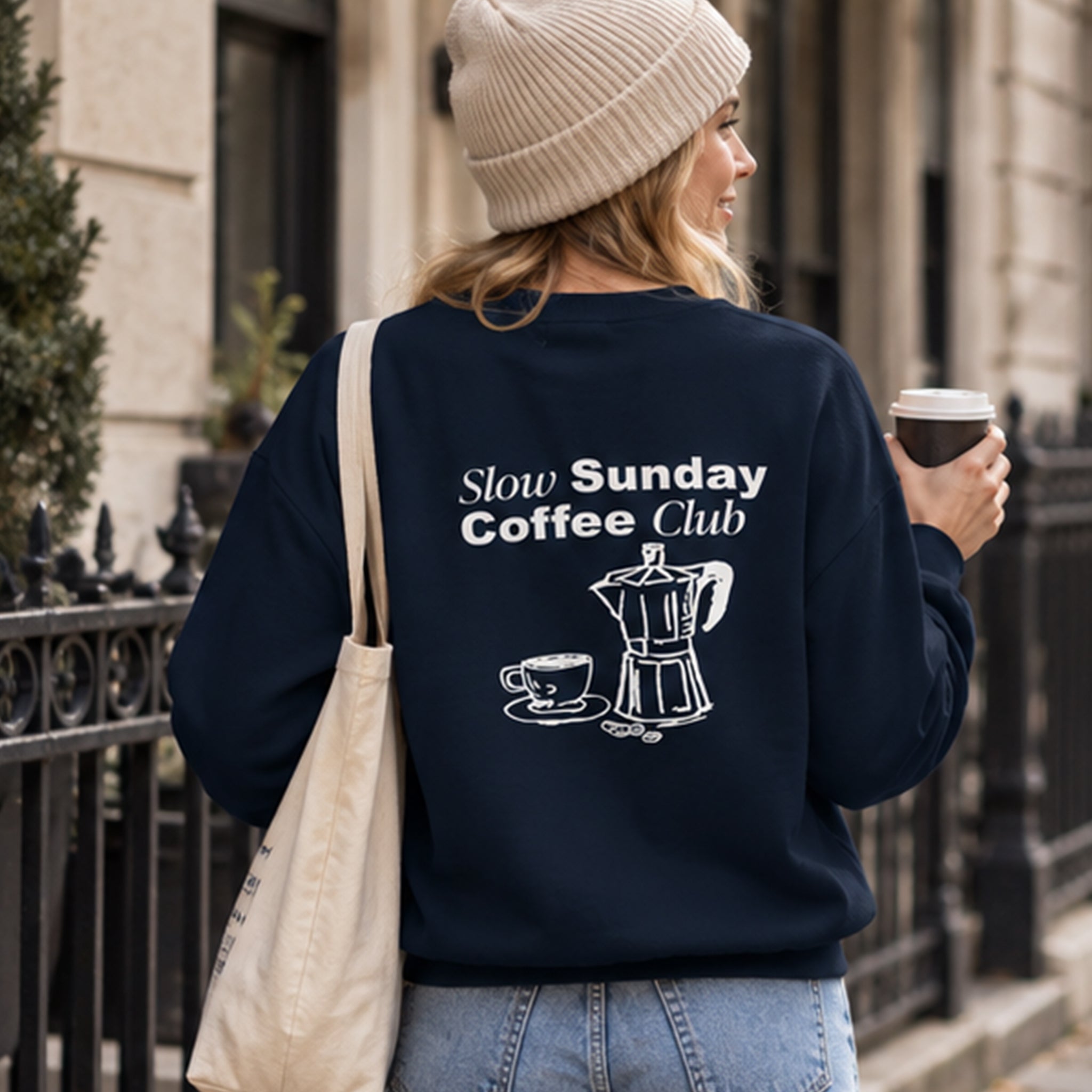 Slow Sunday Coffee Club Oversize Sweatshirt – Lacivert – model üzerinde arka görünüm