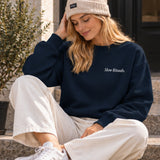 Slow Sunday Coffee Club Oversize Sweatshirt – Lacivert – model üzerinde ön görünüm