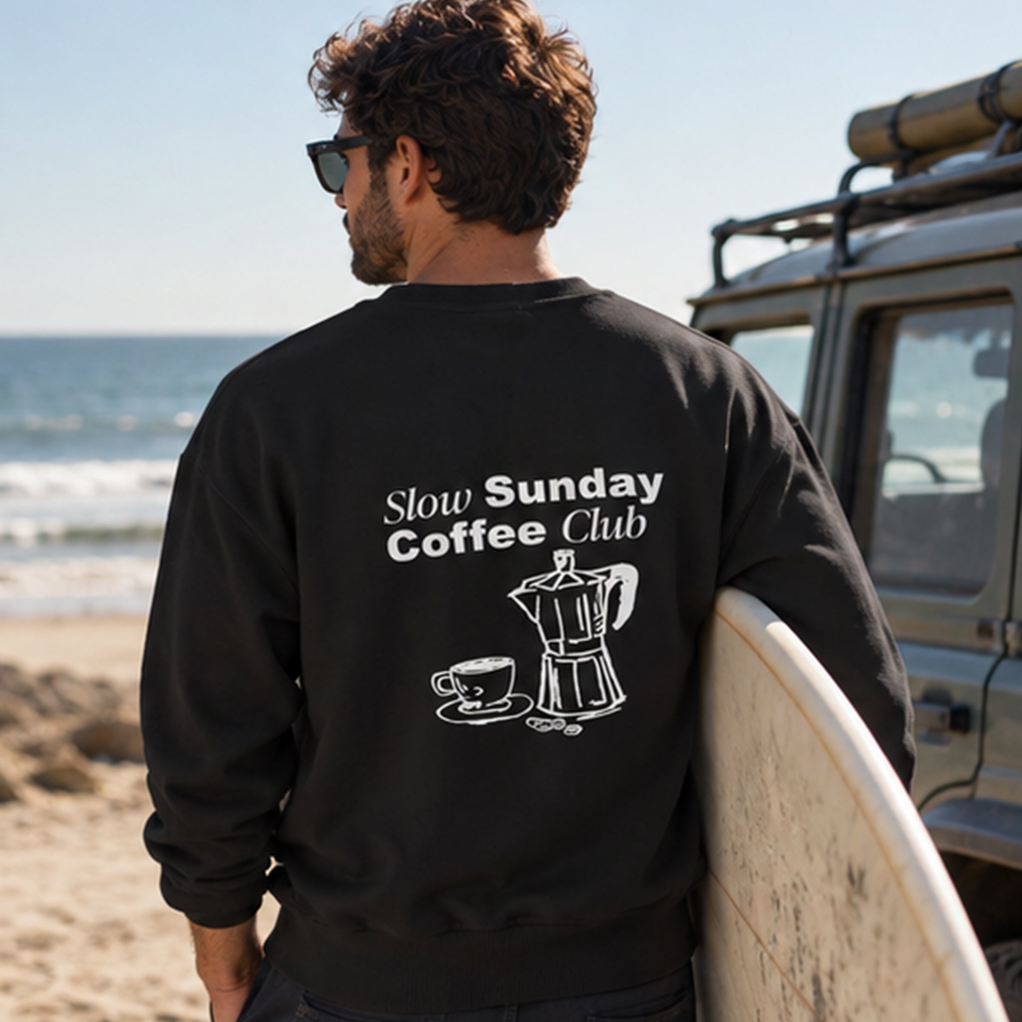 Slow Sunday Coffee Club Oversize Sweatshirt – Siyah – model üzerinde arka görünüm