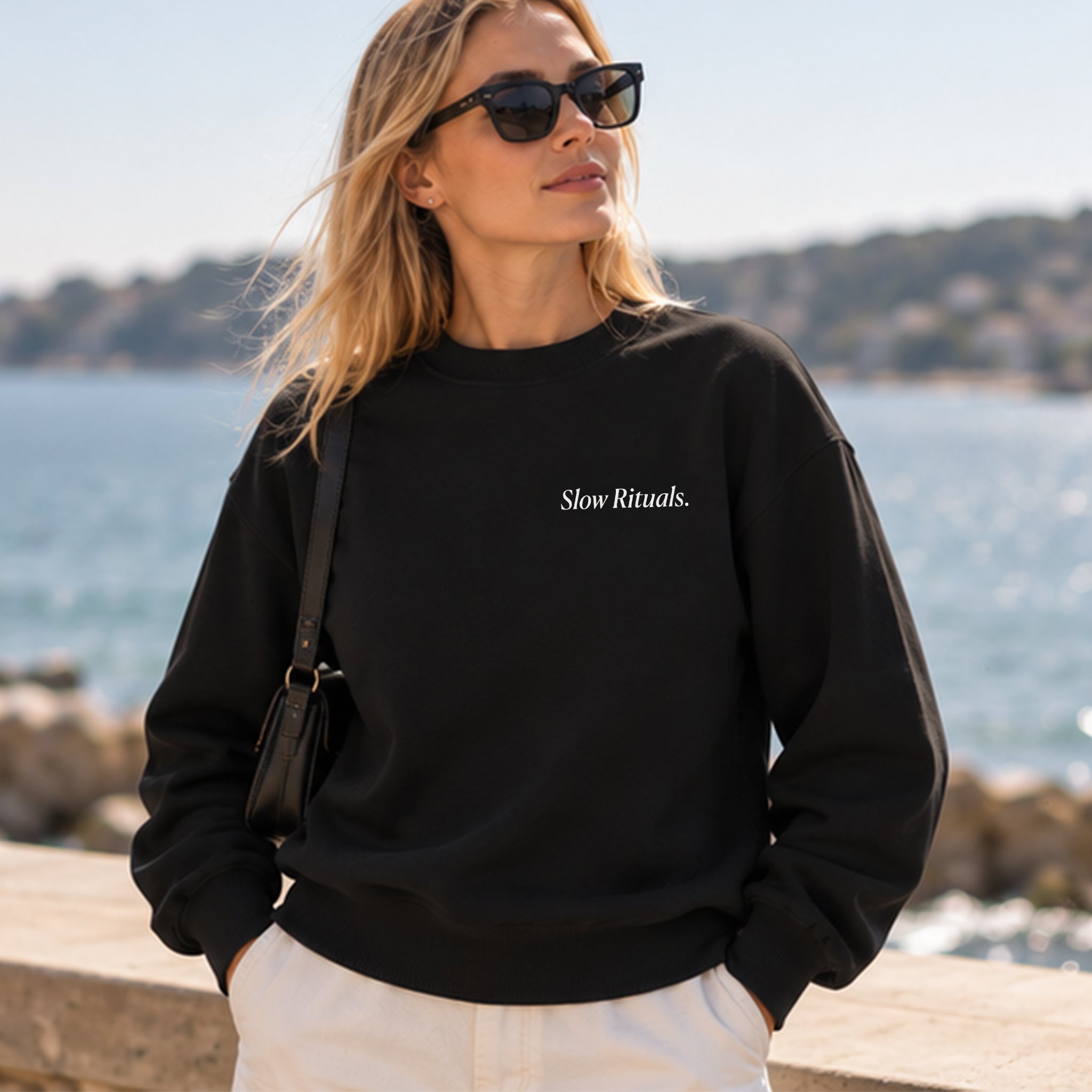Slow Sunday Coffee Club Oversize Sweatshirt – Siyah – model üzerinde ön görünüm