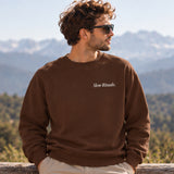 Slow Sunday Coffee Club Oversize Sweatshirt – Kahverengi – model üzerinde ön görünüm