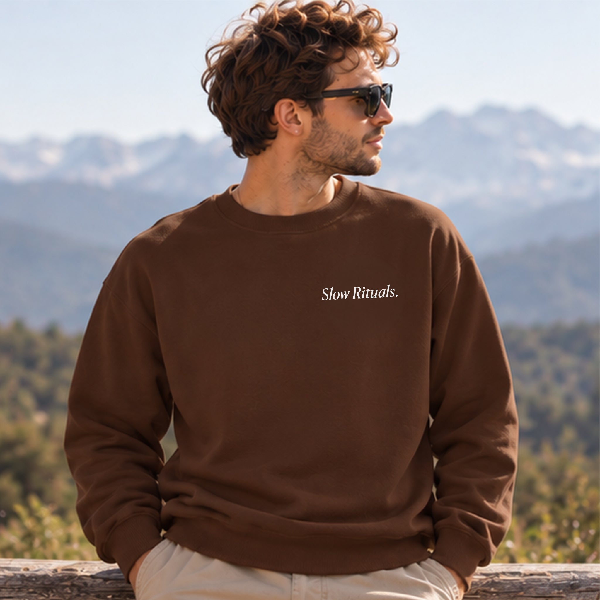Slow Sunday Coffee Club Oversize Sweatshirt – Kahverengi – model üzerinde ön görünüm