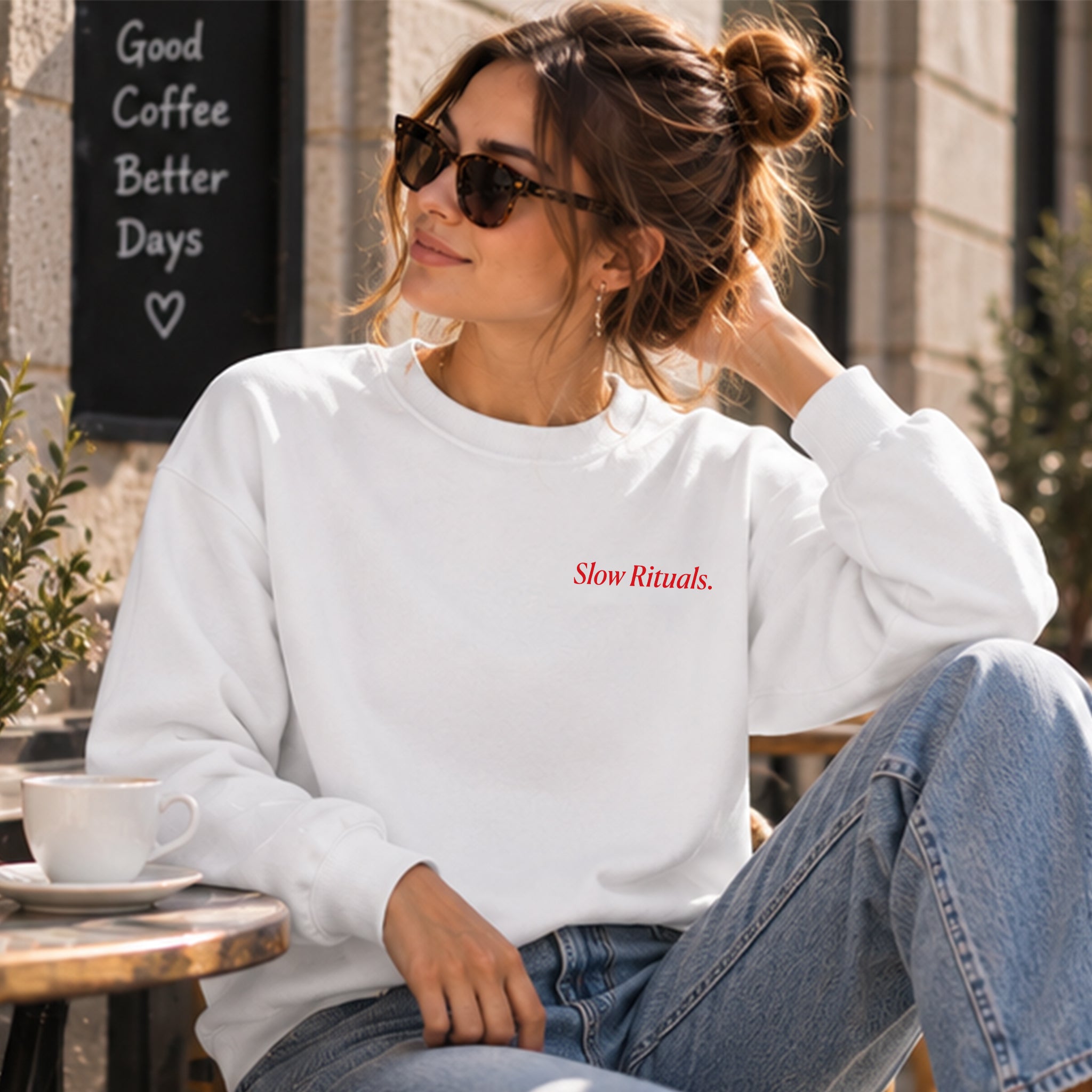 Slow Sunday Coffee Club Oversize Sweatshirt – Beyaz – model üzerinde ön görünüm