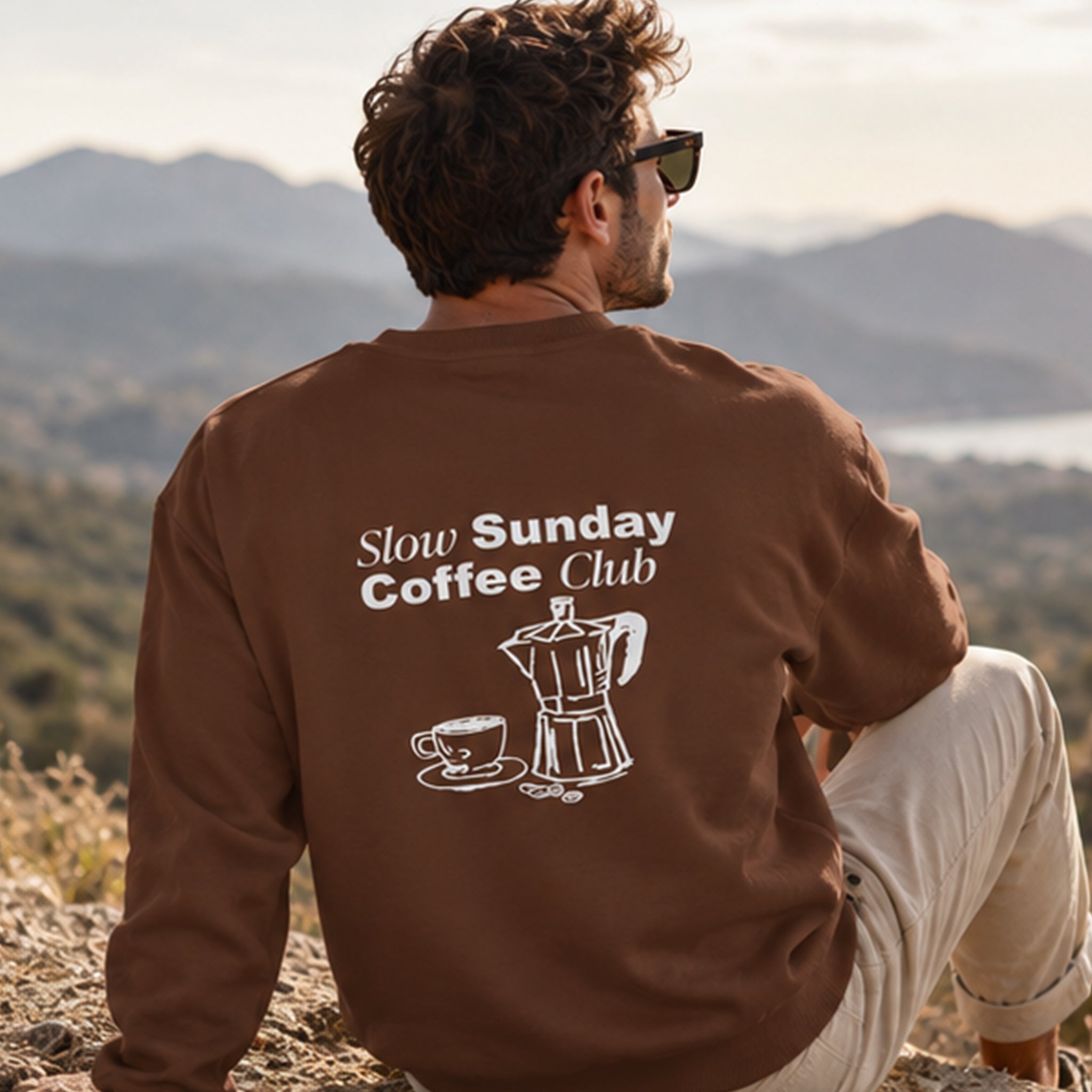 Slow Sunday Coffee Club Oversize Sweatshirt – Kahverengi – model üzerinde arka görünüm