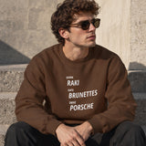 Drink Date Drive Oversize Sweatshirt – Kahverengi – model üzerinde ön görünüm